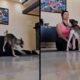 Mulher de rosa fazendo yoga, cão pulando nas costas dela em duas cenas, dentro de casa