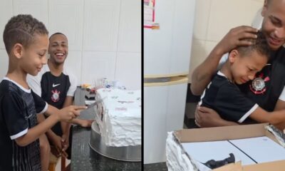 Menino tenta cortar bolo, depois chora abraçado ao pai com PlayStation 5 em caixa