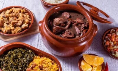 Feijoada completa com feijão preto, carnes, torresmo, arroz, couve, farofa, vinagrete e laranja