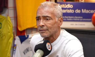 Romário, com cabelo e barba grisalhos, fala em microfone do Charla Podcast em estúdio.