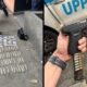 Pistola, rádio, cone da Polícia Militar e drogas embaladas no chão, e mão segurando pistola com carregador estendido