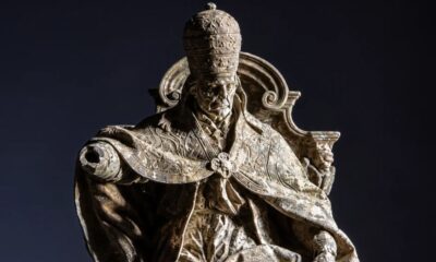 Escultura em mármore de Papa Clemente XII sentado, vestes detalhadas, tiara, braço danificado