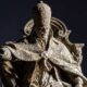 Escultura em mármore de Papa Clemente XII sentado, vestes detalhadas, tiara, braço danificado