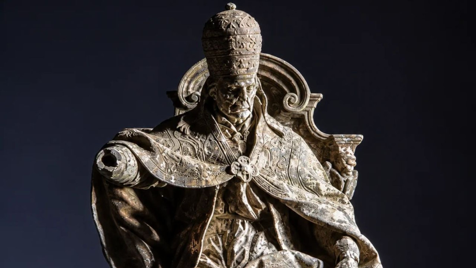 Escultura em mármore de Papa Clemente XII sentado, vestes detalhadas, tiara, braço danificado