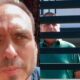 Colagem: rosto de Carlos Bolsonaro sério e Jair Bolsonaro de camisa verde atrás de grades