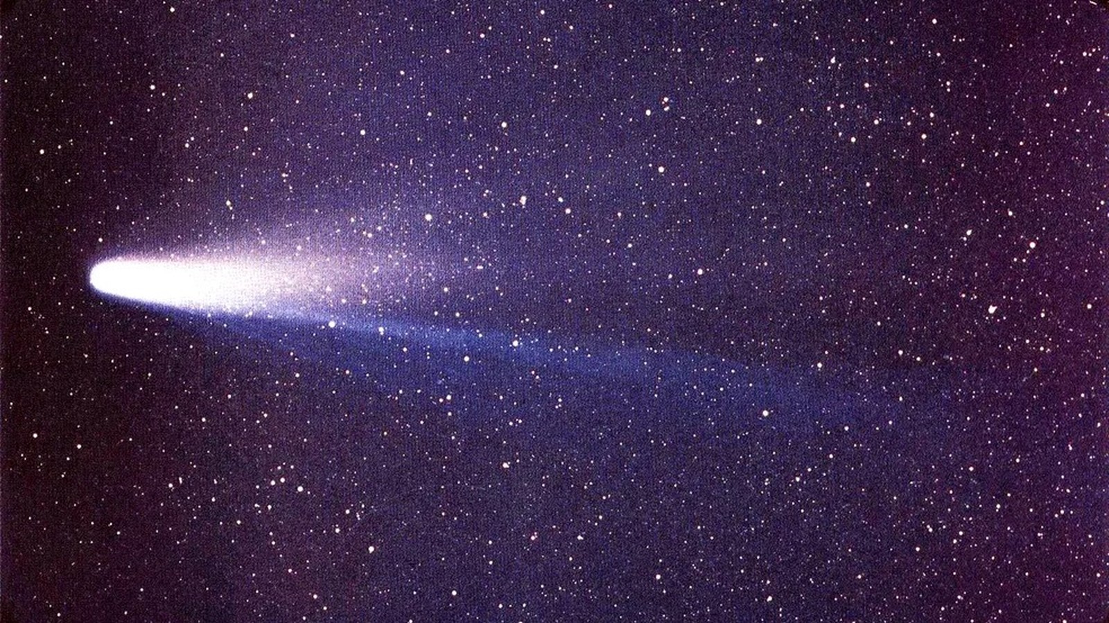 Cometa brilhante com cauda longa e luminosa em um céu noturno estrelado