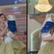 Jovem com tiara e vestido dourado segura cão branco de casaco azul, em salão