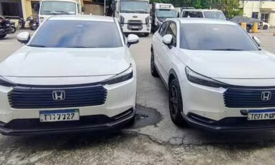 Duas SUVs Honda HR-V brancas. Placas Mercosul T77727 e T0J1P visíveis