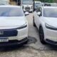 Duas SUVs Honda HR-V brancas. Placas Mercosul T77727 e T0J1P visíveis