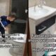 Menino pequeno de camiseta azul esfrega o chão do banheiro com um rodo próximo ao vaso e pia