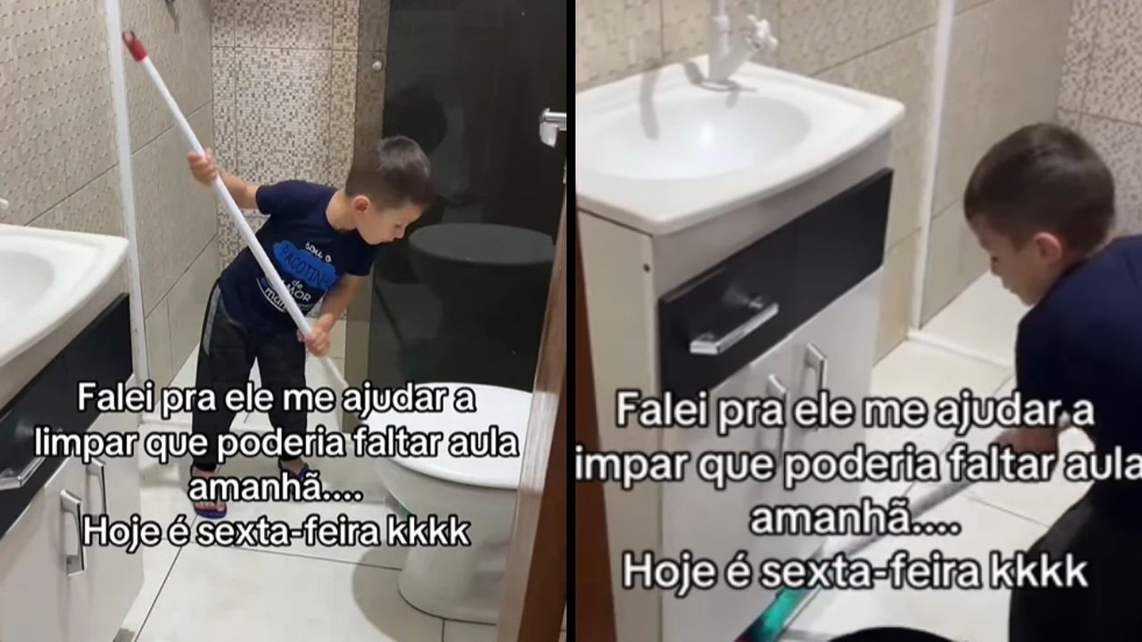 Menino pequeno de camiseta azul esfrega o chão do banheiro com um rodo próximo ao vaso e pia