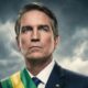 Ator de meia-idade em terno, gravata e faixa presidencial verde-amarela, com céu cinzento ao fundo