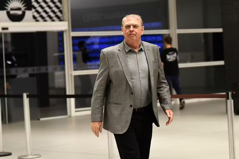 Osmar Stabile antes de Corinthians x Internacional pela Copa do Brasil — Foto: Marcos Ribolli