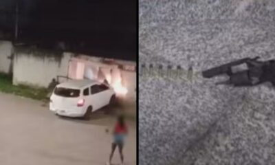 Imagem dividida: carro branco batido em muro com chamas, revólver e munições em chão