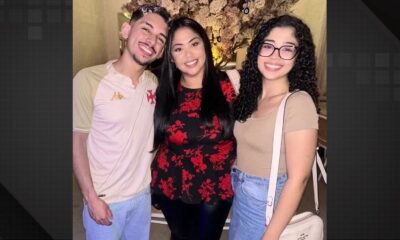 Três pessoas sorrindo: um jovem de barba, uma mulher de blusa floral e uma jovem de óculos