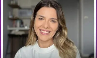 Bianca Molina sorri para a câmera, cabelo castanho ondulado com mechas loiras