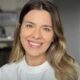 Bianca Molina sorri para a câmera, cabelo castanho ondulado com mechas loiras