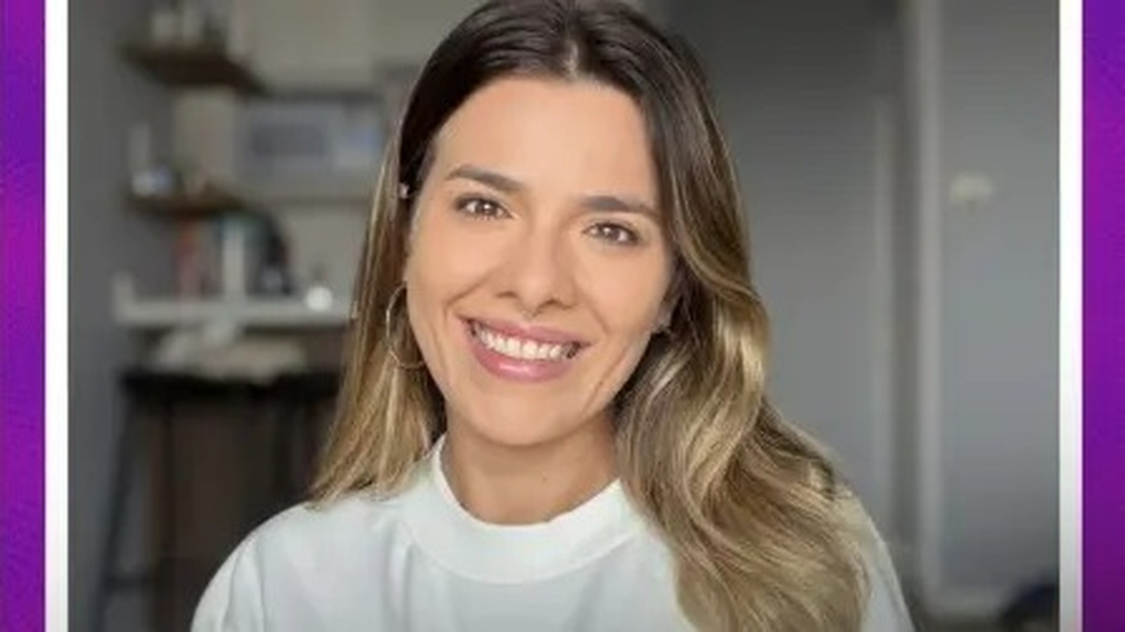 Bianca Molina sorri para a câmera, cabelo castanho ondulado com mechas loiras