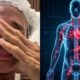 Homem chorando em cama de hospital; ilustração médica de corpo humano com pontos vermelhos de circulação