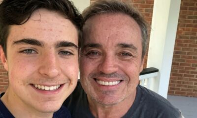Selfie de João Augusto Liberato e seu pai Gugu Liberato sorrindo para a câmera