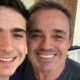 Selfie de João Augusto Liberato e seu pai Gugu Liberato sorrindo para a câmera