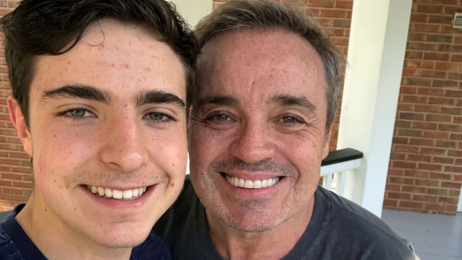Selfie de João Augusto Liberato e seu pai Gugu Liberato sorrindo para a câmera