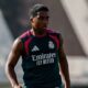 Endrick em treino com camisa preta do Real Madrid e patrocínio Emirates FLY BETTER