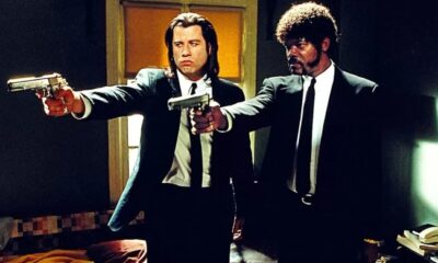 Jules Winnfield e Vincent Vega, de 'Pulp Fiction', apontam pistolas vestidos em ternos pretos