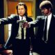 Jules Winnfield e Vincent Vega, de 'Pulp Fiction', apontam pistolas vestidos em ternos pretos