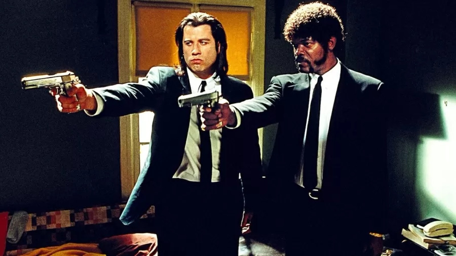 Jules Winnfield e Vincent Vega, de 'Pulp Fiction', apontam pistolas vestidos em ternos pretos