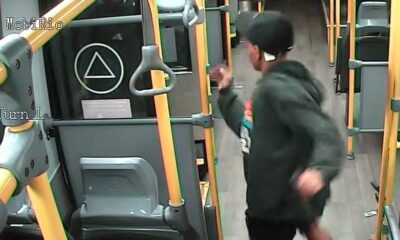 Jovem de boné e moletom corre dentro de um ônibus, com texto MobiRio e Turn L visíveis