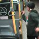 Jovem de boné e moletom corre dentro de um ônibus, com texto MobiRio e Turn L visíveis