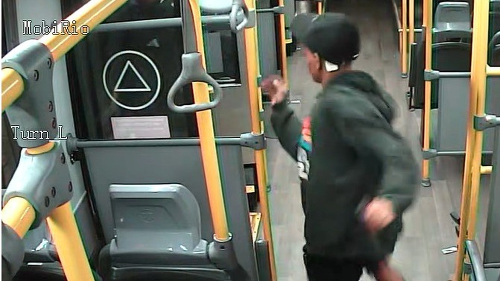 Jovem de boné e moletom corre dentro de um ônibus, com texto MobiRio e Turn L visíveis