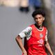 Jovem jogador com camisa "Kicald" e colete Santos FC, olhando para a esquerda