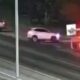 Vista aérea noturna de via expressa com carros, viatura policial e luzes piscando