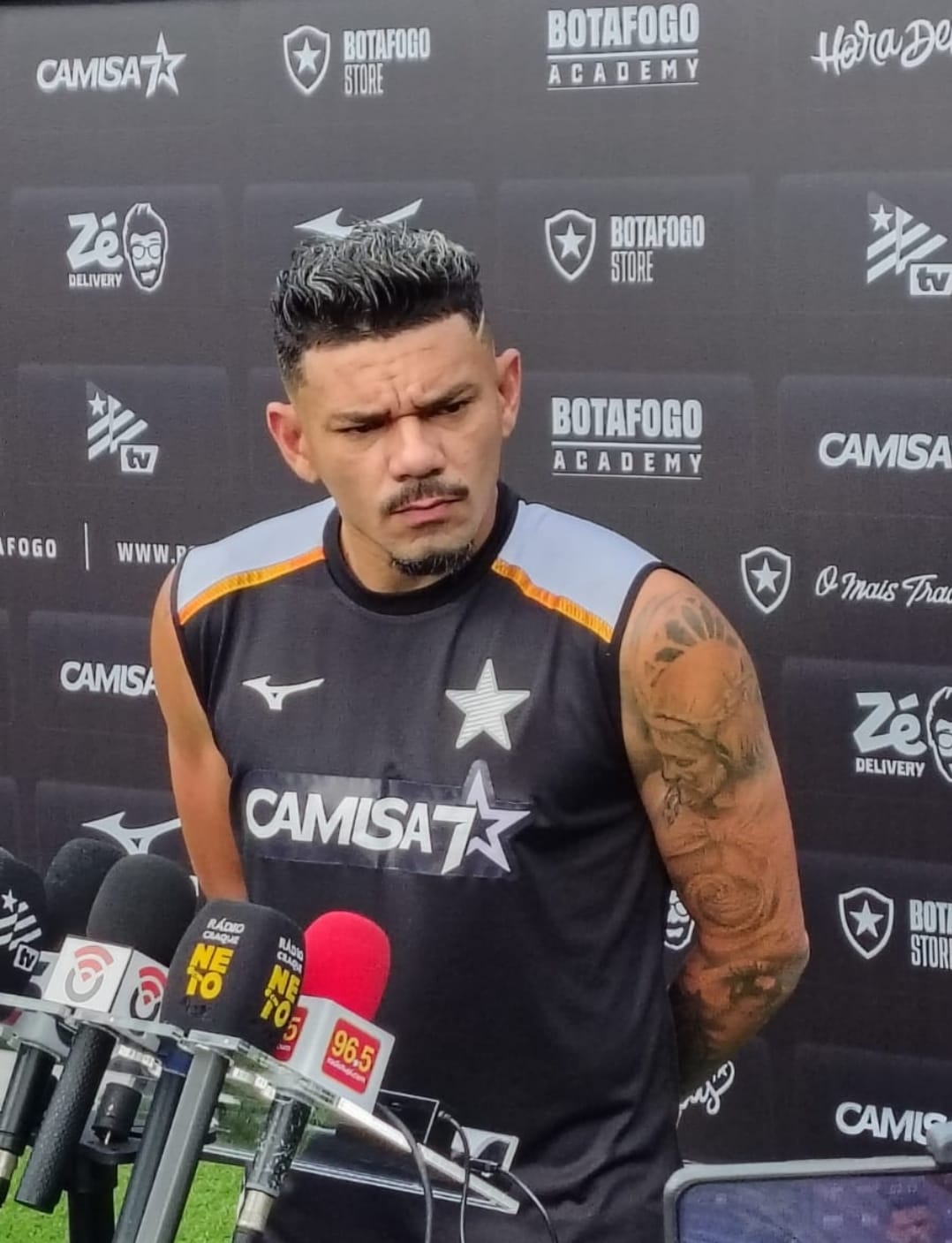 Tiquinho quebra o silêncio sobre crise no Botafogo e rebate polêmica do ‘bicho recorde’