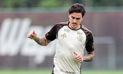 Homem com bigode e barba, de camiseta esportiva do Flamengo e Adidas, em treino
