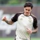 Homem com bigode e barba, de camiseta esportiva do Flamengo e Adidas, em treino
