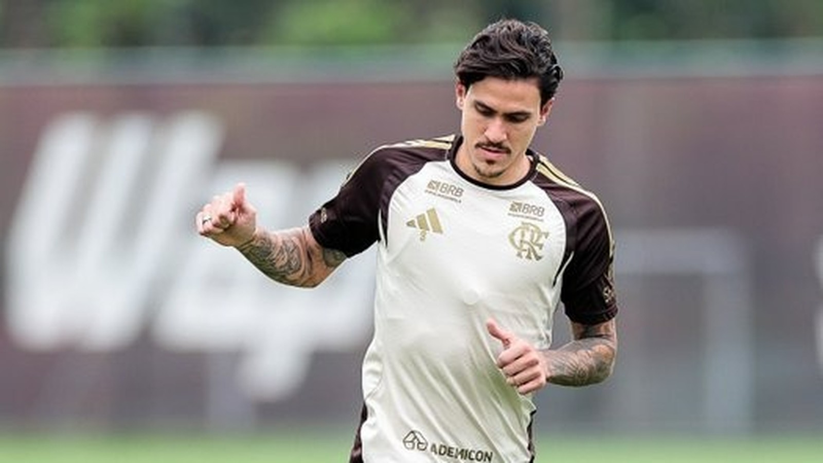 Homem com bigode e barba, de camiseta esportiva do Flamengo e Adidas, em treino