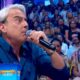 Luciano Huck, camisa azul, microfone na mão, no palco do Domingão Huck ao vivo