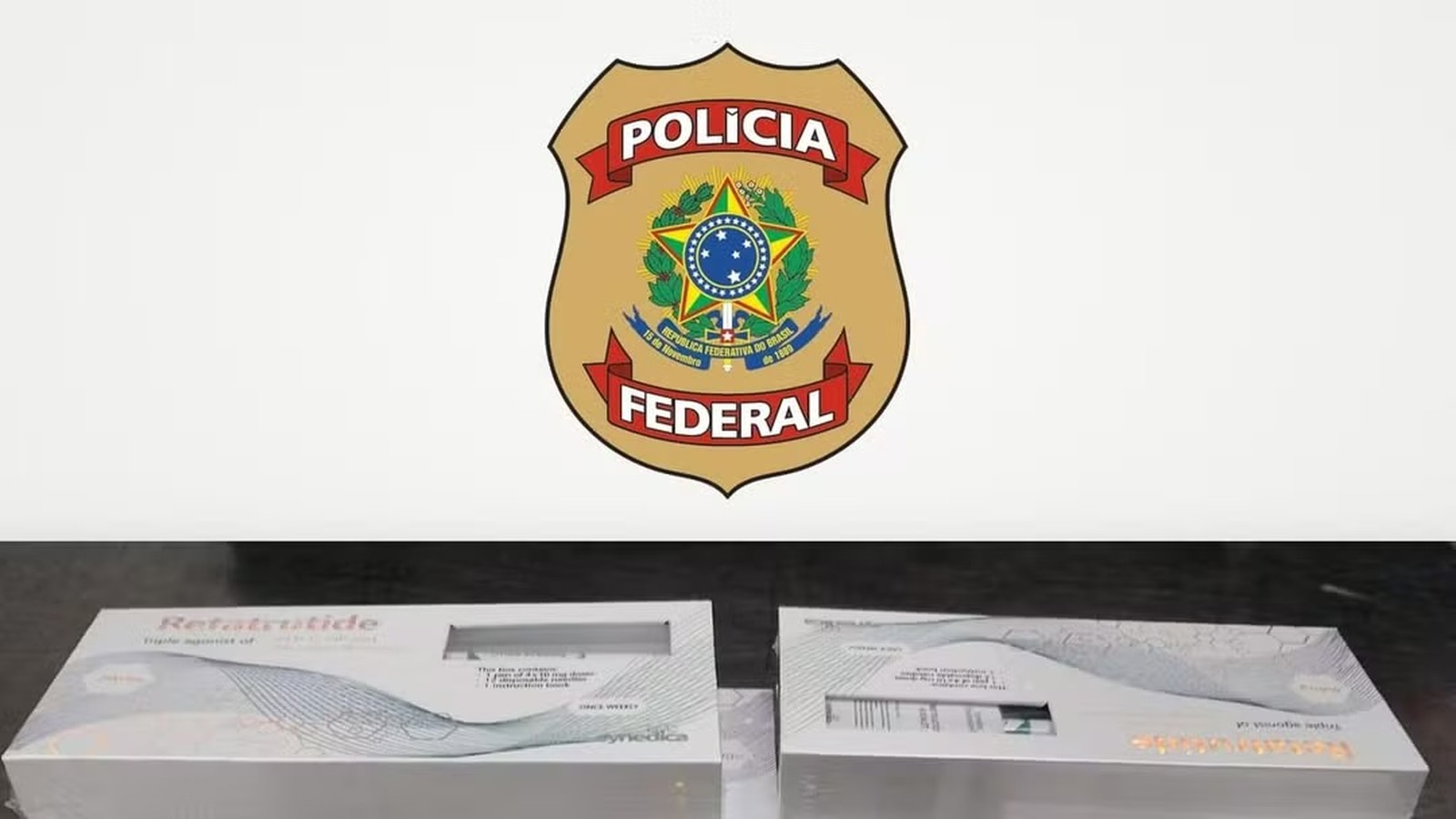 Emblema da Polícia Federal e caixas de medicamentos Retatrotide da Synedica