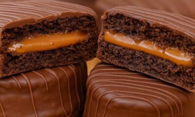 Pães de mel com recheio de doce de leite visível, cobertos por chocolate com listras