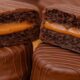 Pães de mel com recheio de doce de leite visível, cobertos por chocolate com listras