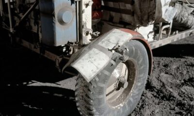 Para-lama improvisado do rover lunar, feito com mapas e fita, sobre a roda de malha