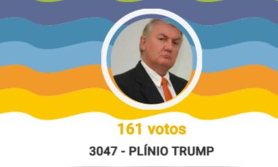 Homem em terno, gravata laranja, com texto "161 votos" e "3047 - PLÍNIO TRUMP"