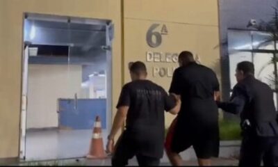 Três homens, um deles detido, são levados à 6ª Delegacia de Polícia do Rio