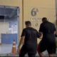 Três homens, um deles detido, são levados à 6ª Delegacia de Polícia do Rio