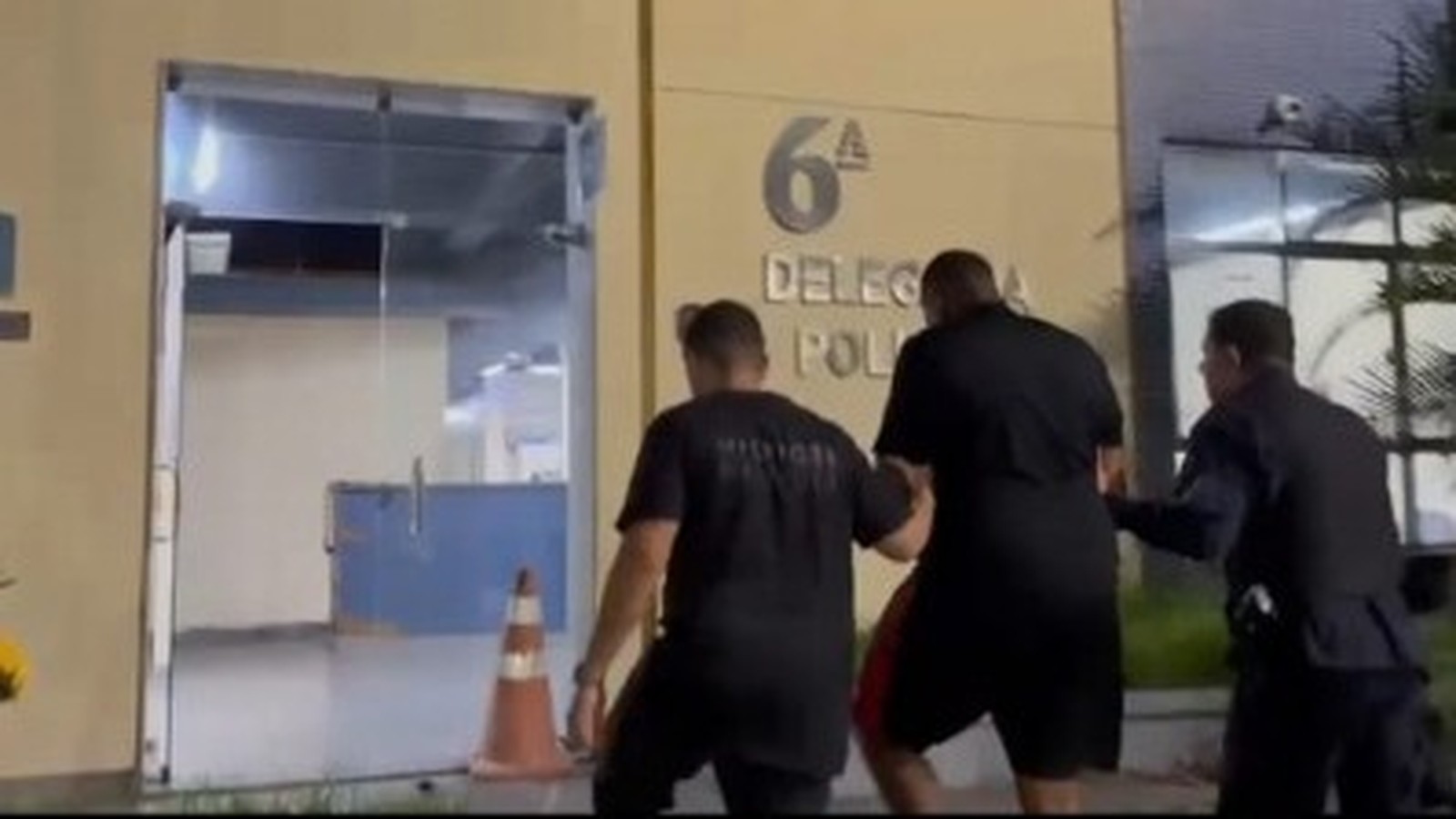 Três homens, um deles detido, são levados à 6ª Delegacia de Polícia do Rio