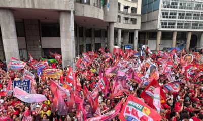 Multidão em vermelho agita bandeiras de Lula em comício no centro do Rio de Janeiro