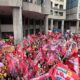 Multidão em vermelho agita bandeiras de Lula em comício no centro do Rio de Janeiro